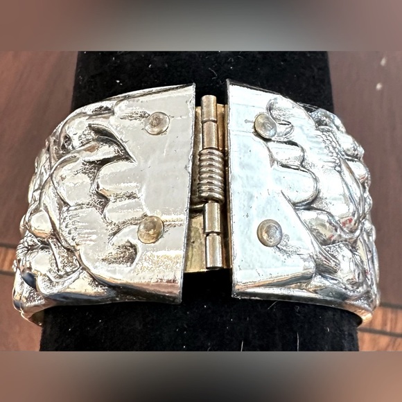 Vintage Silver Tone Embossed Hinged Bangle Bracelet 1.25” W, Fits Max 7.5 Wrist - Picture 4 of 4